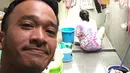 "Kalau ditanya atau aku lg teriak " yank dimana ? lalu jawab nya di Ruang Kerja " hahahaha untuk baju2 Thalia gak pernah mau pake mesin cuci, kata nya biar puas," tulis Ruben Onsu pada foto memperlihatkan istri sedang mencuci. (Instagram/ruben_onsu)
