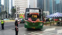 Jakmania yang menumpang bus tiba di Gelora Bung Karno, Rabu (10/7/2019). (Merdeka.com/Ronald)