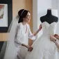 Chynthia Tan dan Stella Cornelia sesaat sebelum memakaikan gaun pengantin (Foto: Dok. Chynthia Tan)