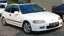Honda Civic Estilo menjadi merupakan mobil gaul di era 90an. Desain pipih yang streamlined memberikan daya tarik yang kuat bagi hatchback tiga pintu ini. Bentuknya yang timeless dan populasi yang tidak sebanyak versi sedannya menjadikan harga mobil ini terus merangkak naik hingga saat ini. Mesin yang digunakan berkonfigurasi 1.600cc 4-silinder SOHC dengan figur tenaga 120 Hp serta torsi 140 Nm. (Source: Instagram/@agilmf)