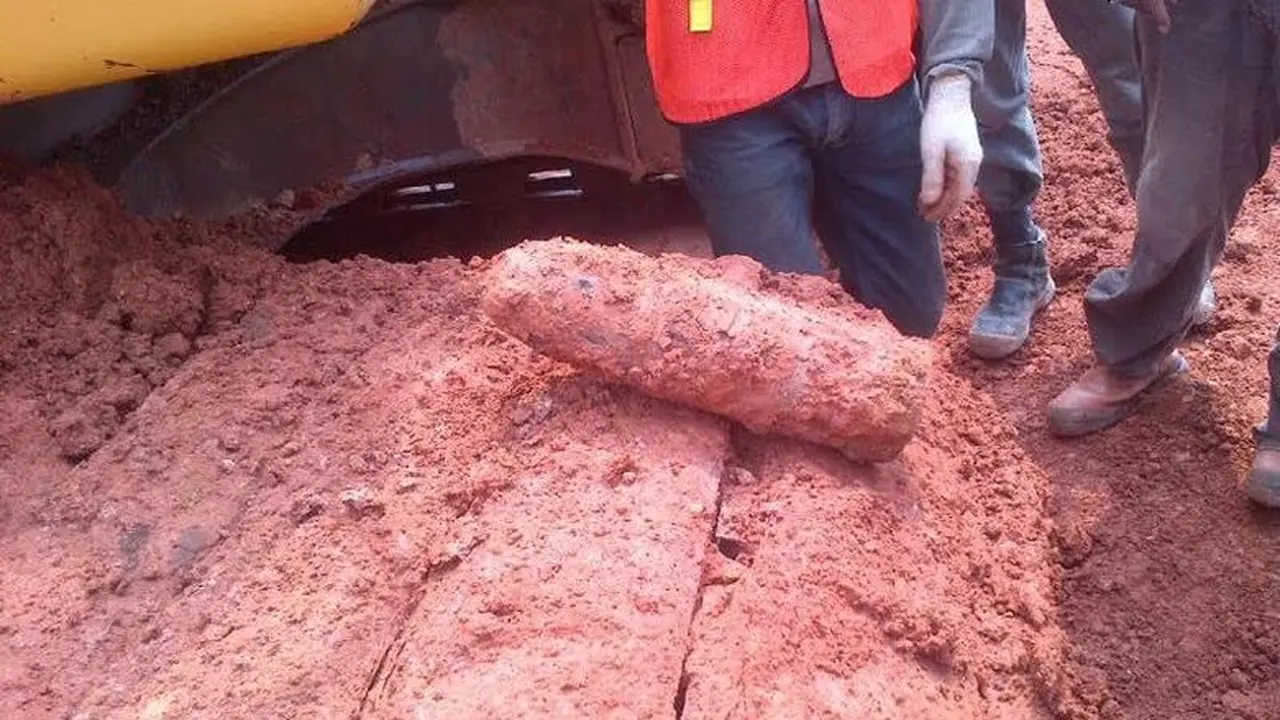 Duka Keluarga Mantan Kepala Desa Akibat Ledakan Penyangga Pintu