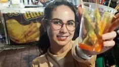 Arumi Bachsin baru saja mengunggah momen ia beli jajan di pasar malam. Ia tampak sumringah saat menjajal telur gulung. Momen Arumi Bachsin jajan telur gulung pun banjir pujian karena ia tak merasa gengsi jajan pinggir jalan. (Liputan6.com/IG/arumibachsin_94)