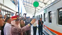 Bupati Banyuwangi Ipuk Fiestiandani meresmikan peluncuran perdana kereta api Blambangan Ekspres relasi Banyuwangi - Jakarta. (Istimewa)