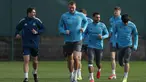 Bek Newcastle United asal Inggris, Dan Burn (tengah), saat mengikuti sesi latihan tim di pusat pelatihan Darsley Park di Newcastle upon Tyne, pada Senin 9 Maret 2026. St James' Park akan kembali menjadi saksi duel akbar saat Newcastle United menjamu raksasa Spanyol, Barcelona, dalam leg pertama babak 16 besar Liga Champions 2025/2026. (SCOTT HEPPELL/AFP)