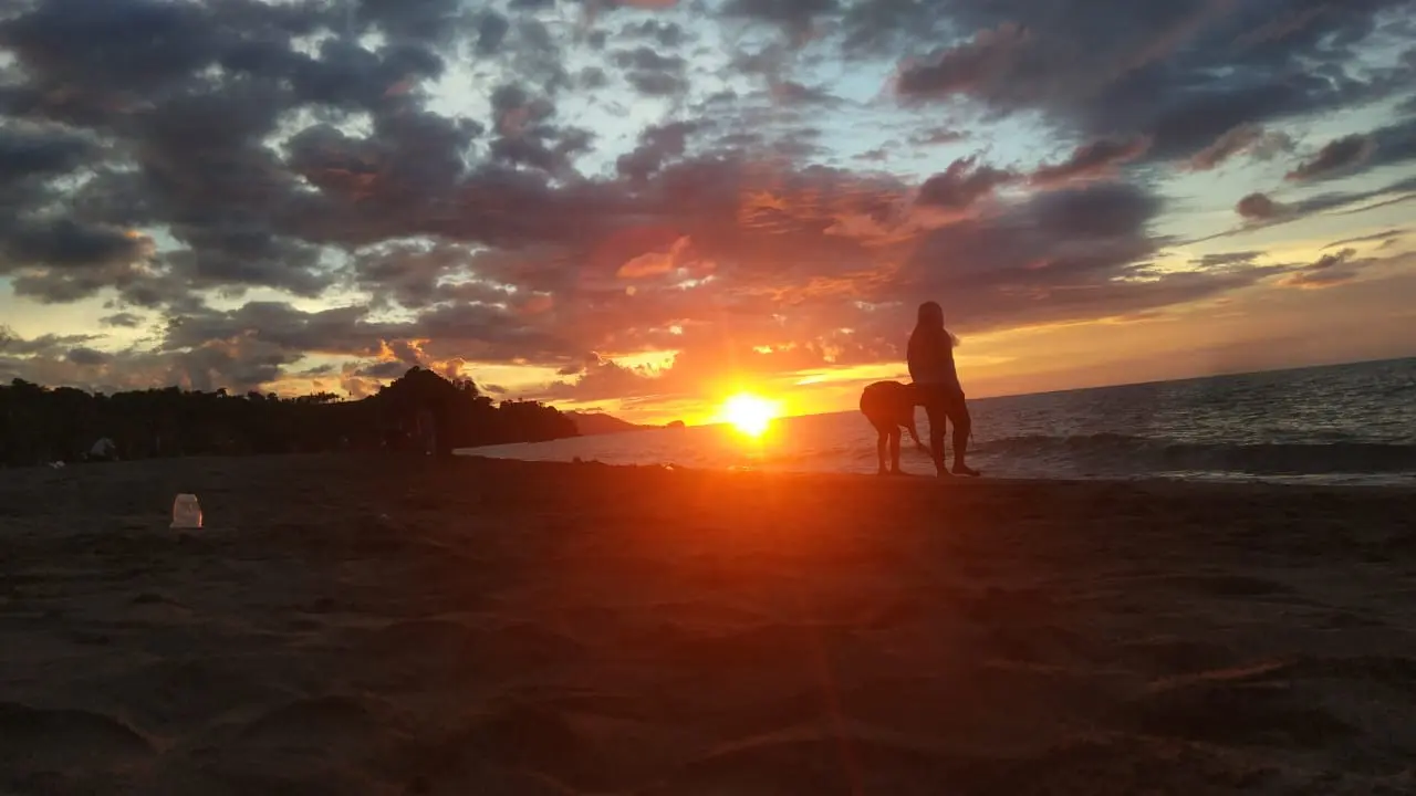 Pantai Minanga, Gorontalo, menyajikan sunrise dan sunset sekaligus. (Foto: Liputan6.com/Arfandi Ibrahim)