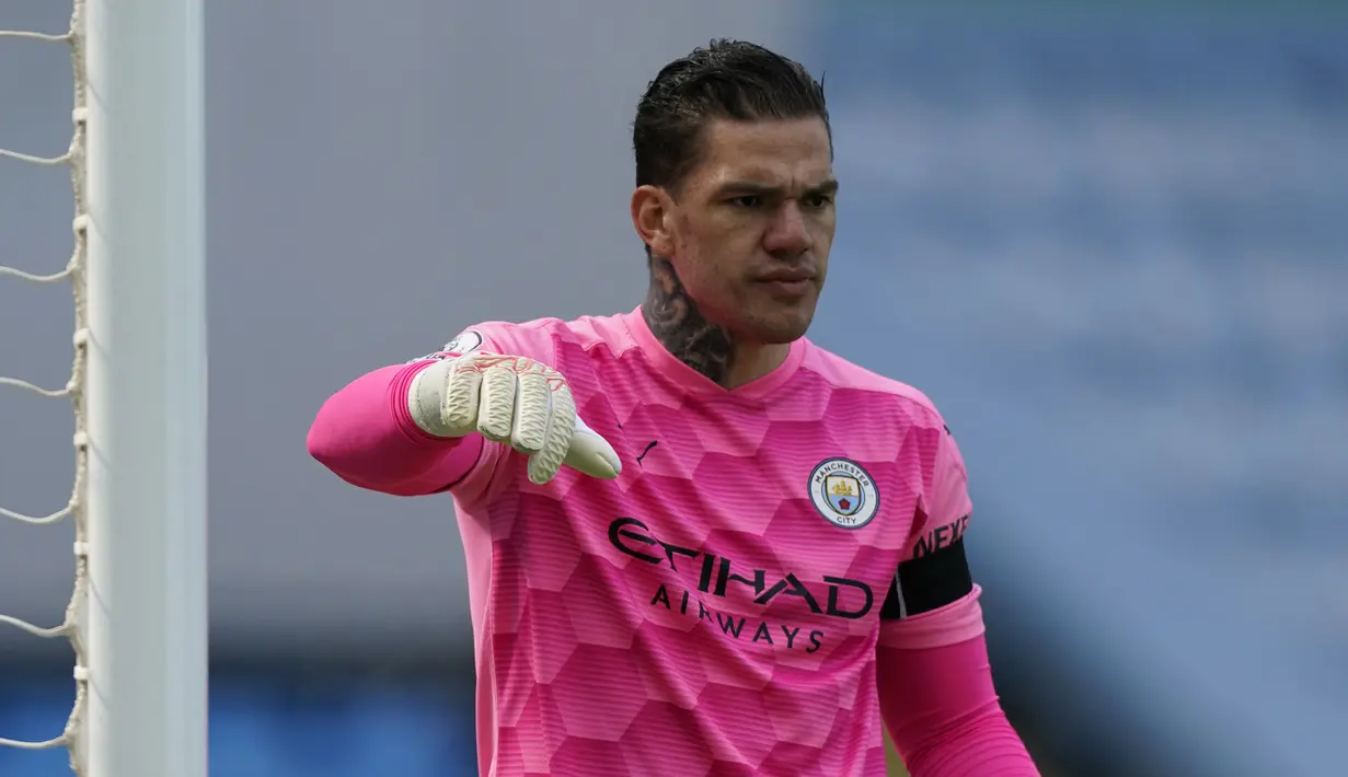 Ederson. Kiper berusia 27 tahun ini didatangkan Manchester City dari Benfica pada musim 2017/2018 dengan nilai transfer sebesar 40 juta euro. Total 4 musim, ia telah mengoleksi banyak gelar dan tampil dalam 191 laga dengan torehan 95 clean sheet. (Foto: AFP/Pool/Tim Keeton)
