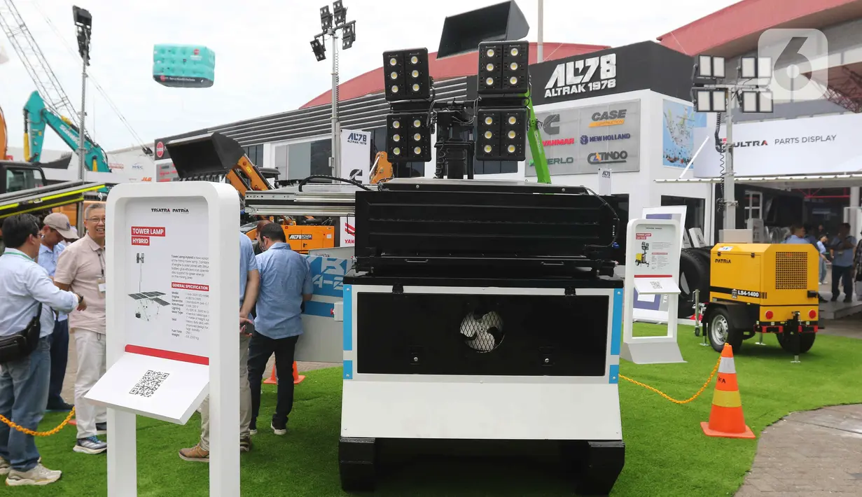 Sejumlah produsen dan distributor kendaraan berat dan industri pendukung bersaing mengenalkan teknologi serta inovasi terbaru di IEE 2024. (Liputan6.com/Herman Zakharia)