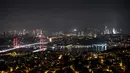 Pemandangan malam Jembatan Martir 15 Juli atau yang lebih dikenal dengan Jembatan Bosphorus di Istanbul, Turki, Jumat (24/8). Jembatan Bosphorus merentang di atas Selat Bosporus. (OZAN KOSE/AFP)