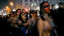 Sejumlah perempuan bertelanjang dada mengelar aksi mendukung sebuah undang-undang legalisasi aborsi yang didukung oleh Presiden Chile Michelle Bachelet, di Santiago, Chile, (25/7). (AP Photo/Esteban Felix)