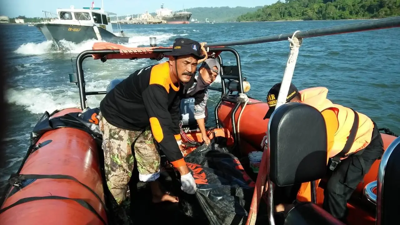 Tim SAR mengevakuasi jenazah korban tabrakan perahu di Perairan Donan, Cilacap yang tenggelam nyaris tiga hari. (Foto: Liputan6.com/Basarnas/Muhamad Ridlo)
