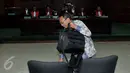 Mantan Menteri ESDM Jero Wacik membawa tas saat mengikuti sidang dengan agenda pembacaan putusan sela di Pengadilan Tipikor, Jakarta, Selasa (6/10/2015). Pada sidang tersebut Majelis hakim menolak nota keberatan Jero Wacik. (Liputan6.com/Andrian M Tunay)