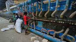 Kelangkaan pasokan energi berimbas pada kenaikan harga gas yang melonjak drastis. Tampak dalam foto, para pekerja melakukan perawatan pada sebuah mesin di pabrik keramik yang ditutup di Morbi, negara bagian Gujarat, India, Rabu 8 April 2026. (AP Photo/Ajit Solanki)