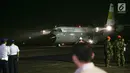 Pesawat TNI AU Hercules VIP C 130 yang membawa jenazah Ani Yudhoyono tiba di Lanud Halim Perdanakusumah, Jakarta Timur, Sabtu (1/6/2019). Almarhumah meninggal dunia di National University Hospital (NUH) Singapura dan akan dikebumikan di TMP Kalibata pada hari Minggu. (Liputan6.com/Faizal Fanani)