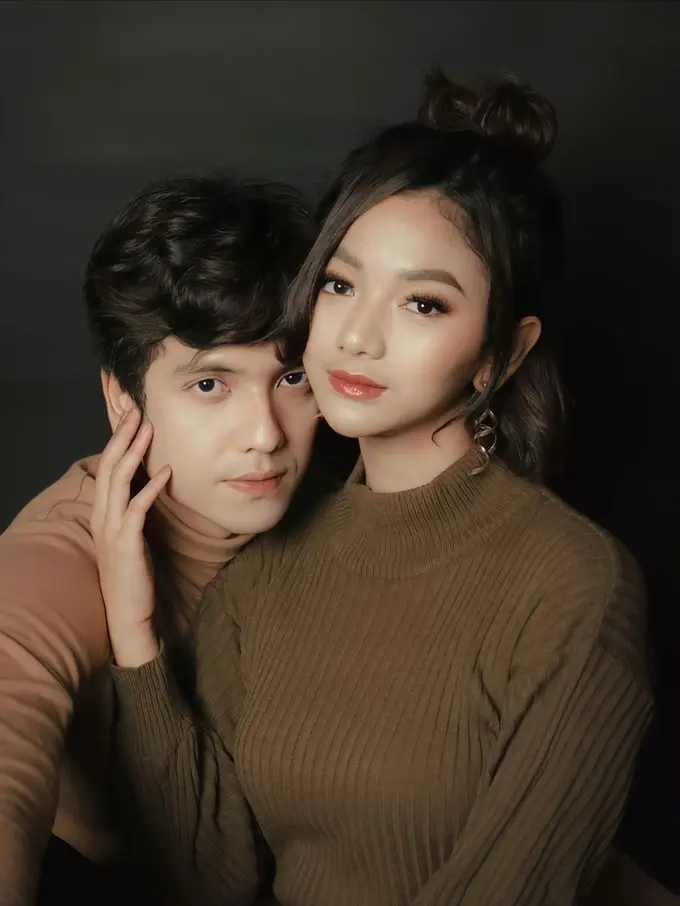 Gaya Pemotretan Glenca Chysara dan Rendi Jhon, Didoakan Berjodoh. (Sumber: Instagram/glencachysaraofficial dan Instagram/rendijhonpratama)