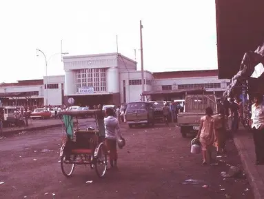 Jalanan depan Stasiun Bandung medio 90an. (Source: Facebook/Indonesia Tempo Dulu)