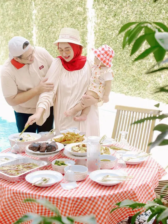 Momen Dian Pelangi dan Keluarga Piknik Di Rumah, Rayakan Ultah Suami. (Sumber: Instagram/dianpelangi)