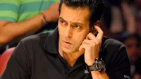 Selama persidangan kasus tabrak lari, Salman Khan terlihat gugup tak terus berdoa.