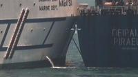 Kapal pemerintah Malaysia, Polaris, bertabrakan dengan kapal dagang berbendera Yunani di lepas pantai Tuas, Singapura, Sabtu 9 Februari 2019 (AFP/Singapore Police Force)