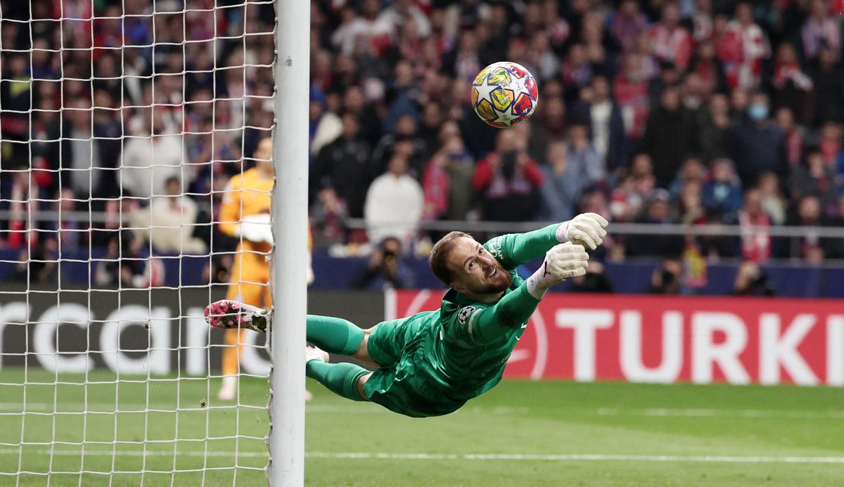 Kiper Atletico Madrid, Jan Oblak, berhasil menghalau bola saat adu penalti melawan Inter Milan dalam laga leg kedua babak 16 besar Liga Champions di Estadio Metropolitano, Kamis (14/3/2024). (AFP/Thomas Coex)