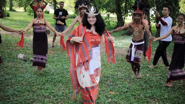 Krisdayanti dan Keluarga Tampil Dibalut Baju Adat Timor Leste. [@krisdayantilemos]