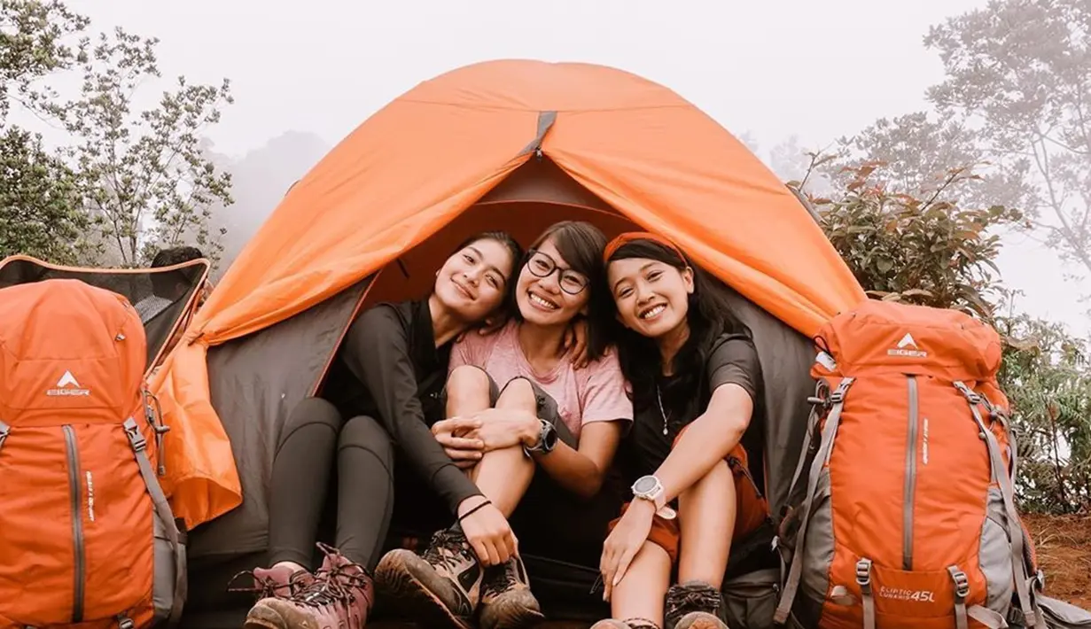 Hobi tersebut ialah mendaki gunung. Memang tidak banyak selebriti Indonesia yang menyukai naik gunung. Namun bagi Debi Sagita, ia pun sudah beberapa kali menikmati mendaki gunung di berbagai wilayah di Jawa. (Liputan6.com/IG/@debisagita)