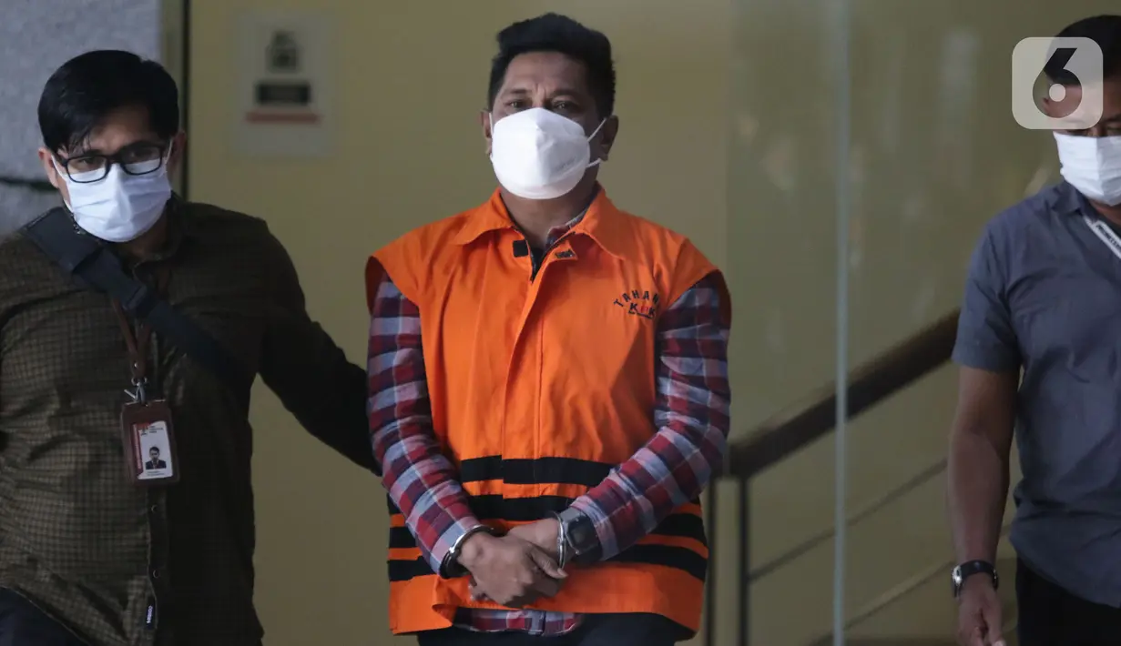 Kadis LH Kabupaten Muna, Laode M Syukur Akbar (kanan) jelang rilis penahanan di Gedung KPK, Kamis (27/1/2022). Laode M Syukur Akbar merupakan tersangka dugaan korupsi penerimaan hadiah atau janji terkait pengajuan Dana PEN Daerah untuk Kabupaten Kolaka Timur 2021. (Liputan6.com/Helmi Fithriansyah)