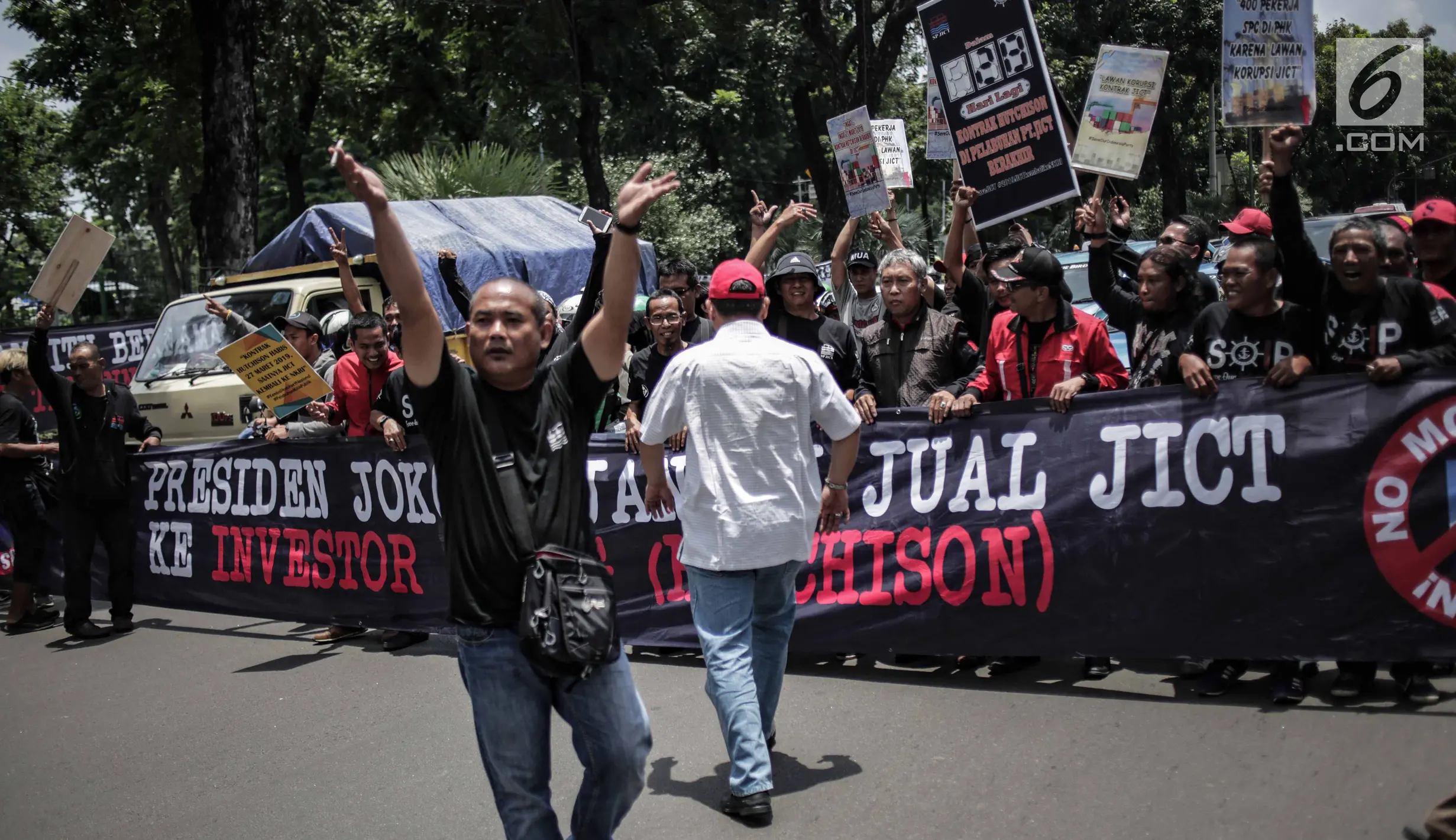 FOTO: Demo, Pekerja JICT dan Pelabuhan Indonesia Paksa Masuk Gedung ...