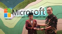 Evan Felix Santoso menerima trofi kemenangan dari Microsoft Imagine Cup Junior 2022 (Dok. Microsoft)