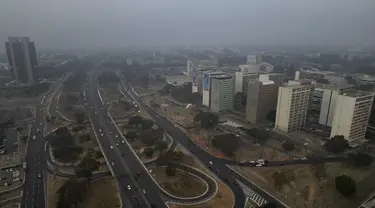 Asap dari kebakaran hutan membubung di atas kota di tengah cuaca kering di Brasilia, Brasil, Senin pagi (26/8/2024). (AP Photo/Eraldo Peres)