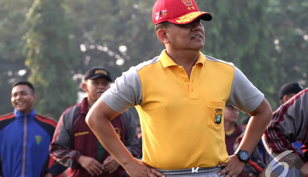 Kapolda Metro Jaya Jenderal Unggung Cahyono saat senam bersama di Lapangan Utama Mako Kopassus, Cijantung, Jakarta, Jumat (21/11/2014). (Liputan6.com/Herman Zakharia)