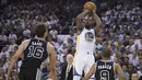 Golden State Warriors forward, Kevin Durant #35 melakukan percobaan tembakan ke jaring San Antonio Spurs pada laga perdana NBA di Oracle Arena, Rabu (26/10/2016) WIB. (Reuters/Kyle Terada-USA TODAY Sports)