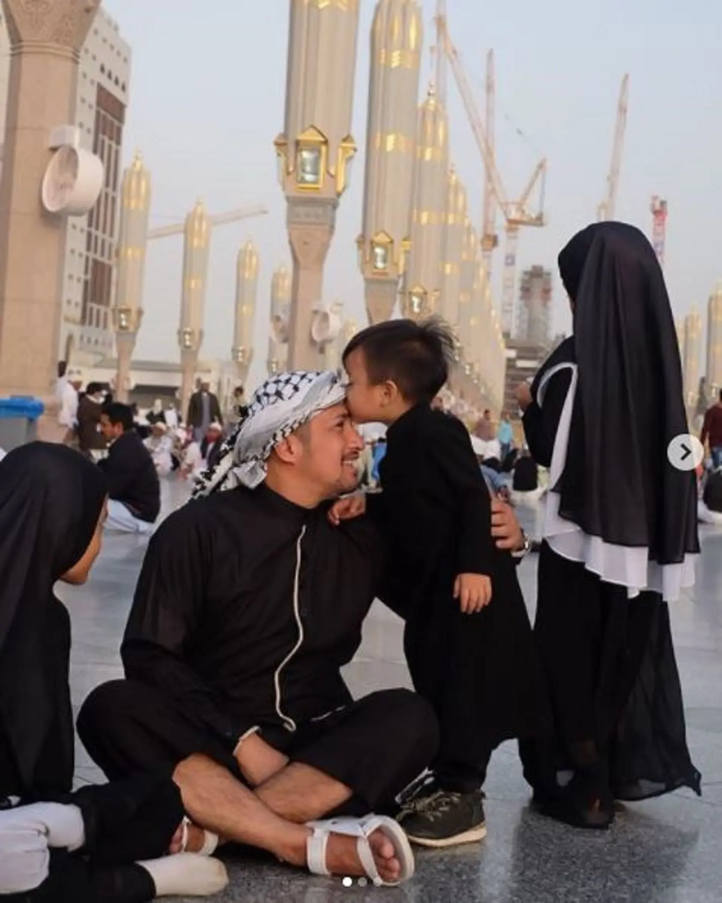 Irfan Hakim dan keluarga besarnya melaksanakan ibadah umrah (Instagram/@irfanhakim75)
