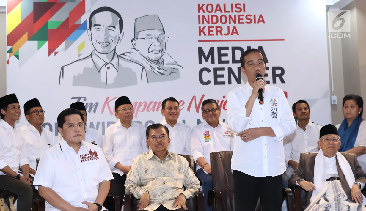 Bakal Calon Presiden petahana, Joko Widodo (berdiri) mengumumkan penetapan Ketua Dewan Pengarah Tim Kampanye, Jusuf Kalla (kedua kiri depan) dan Ketua Tim Kampanye Nasional, Erick Thohir di Jakarta, Jumat (7/9). (Liputan6.com/Helmi Fithriansyah)
