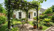 10 Ide Halaman Belakang Cantik dengan Pergola dan Taman Mini , Lahan Sisa Jadi Tempat Favorit