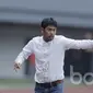 Pelatih Semen Padang, Nil Maizar, mengamati permainan anak asuhnya saat laga melawan Bhayangkara FC di Stadion Patriot, Bekasi, Sabtu (20/05/2017). Bhayangkara FC menang 1-0. (Bola.com/M Iqbal Ichsan)