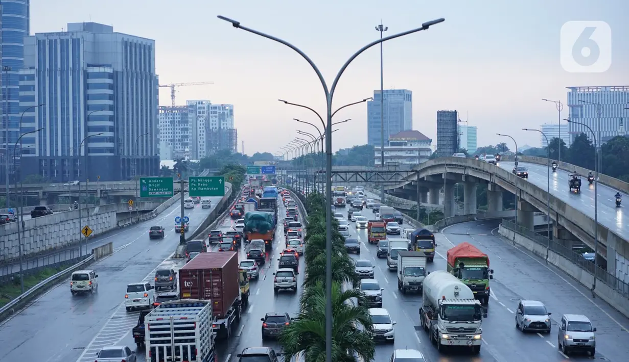 Kendaraan melintasi Jalan Tol Lingkar Dalam Jakarta di Cilandak, Jakarta Selatan, Jumat (2/10/2020). Direktorat Lalu Lintas Polda Metro Jaya mencatat jumlah kendaraan yang melintas pada jalur protokol menurun 21 persen ketika pemberlakuan PSBB Jakarta saat ini. (Liputan6.com/Immanuel Antonius)