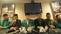 Wakil Ketua Umum PPP Muktamar Jakarta Humphrey Djemat bersama pengurus DPP PPP Muktamar saat konpers terkait pengunduran diri Ketua Umum Djan Faridz pada Rapat Pleno PPP Muktamar kemarin, Jakarta, Senin (30/7). (Merdeka.com/Arie Basuki)