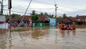 Basarnas Banten Evakuasi Warga Terdampak Banjir Di Kota Cilegon. (03/12/2020). (Yandhi Deslatama/Liputan6.com)