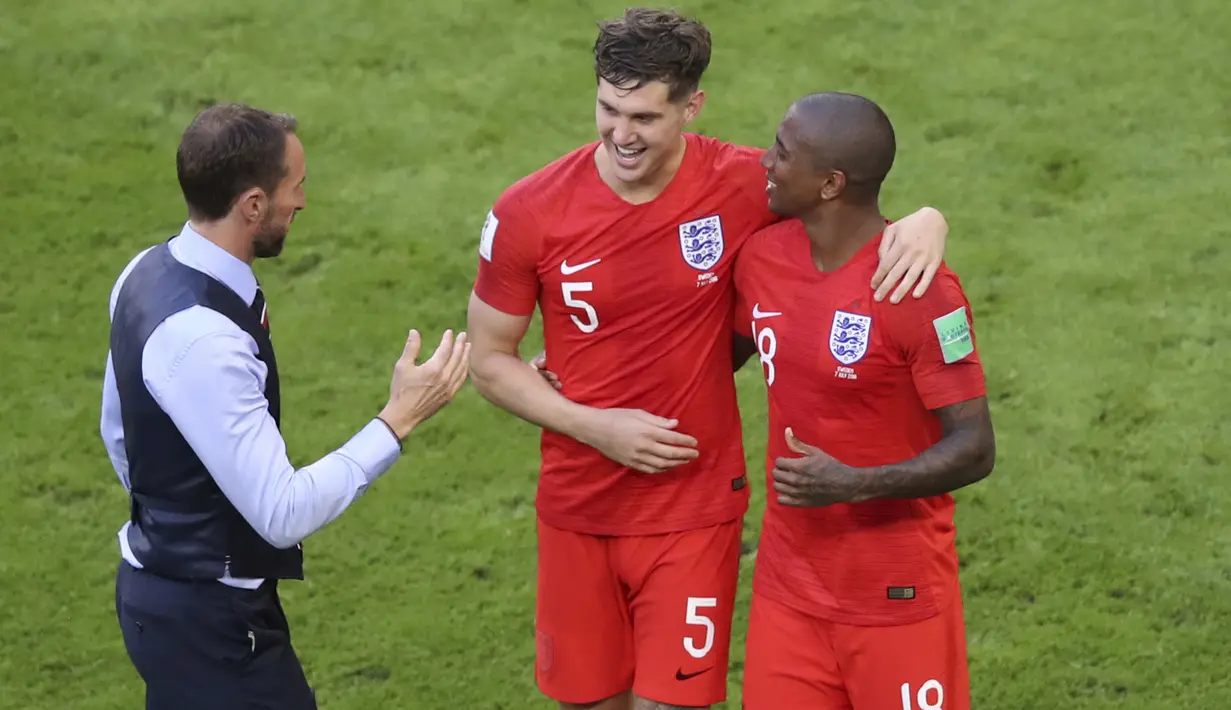 Pelatih Inggris, Gareth Southgate, menyapa pemainnya usai mengalahkan Swedia pada laga perempat final Piala Dunia di Samara Arena, Samara, Sabtu (7/7/2018). Inggris menang 2-0 atas Swedia. (AP/Thanassis Stavrakis)