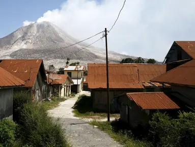 Sebuah desa kosong yang ditinggalkan warganya di Beras Tepu Desa, Karo, Sumatera Utara, 21 Juni 2015. Lebih dari 10.000 orang dari 12 desa di sekitar lereng Gunung Sinabung, meninggalkan rumah mereka dan pindah ke kamp-kamp pengungsi. (REUTERS/Beawiharta)