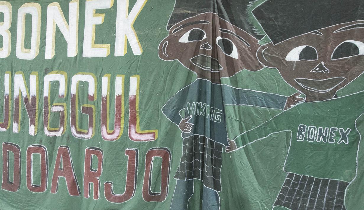 Spanduk yang menunjukan keakraban pendukung Persib, Bobotoh, dengan pendukung Surabaya United, Bonek, pada laga Piala Jenderal Sudirman di Gelora Delta Sidoarjo, Jawa Timur, Sabtu (21/11/2015). (Bola.com/Vitalis Yogi Trisna) 