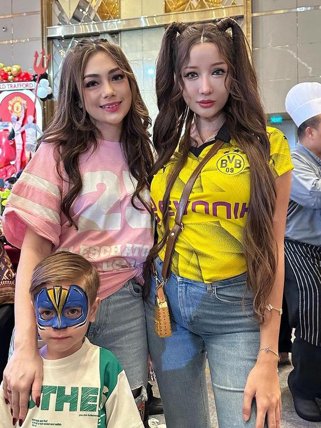 OOTD Selebritis Kenakan Jersey Bola saat Hadir di Pesta Ulang Tahun Anak Lesti Kejora