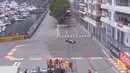 Rio Haryanto kehilangan kendali saat keluar dari terowongan dan menabrak dinding pembatas saat latihan bebas kedua F1 GP Monako, Kamis (26/5/2016). (Bola.com/Twitter/F1)