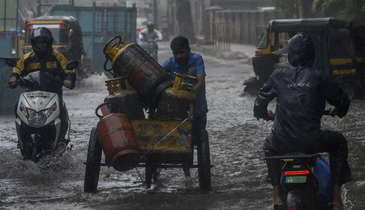 Kantor cuaca mengatakan bahwa monsun telah menutupi seluruh negeri pada tanggal 2 Juli, lebih cepat dari tanggal normal, yaitu 8 Juli. (AP Photo/Rafiq Maqbool)