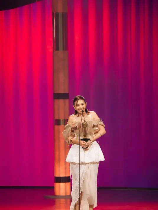 Sheila Dara Aisha raih piala FFI 2024 dalam balutan busana cokelat nude yang elegan. Memadukan pleated top bertali dengan lace wrapped skirt dan A-line [@sheiladaisha]