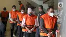 Enam tersangka kasus dugaan suap dan gratifikasi di lingkup Provinsi Kalimantan Selatan digiring ke ruang konferensi pers di gedung Merah Putih Komisi Pemberantasan Korupsi (KPK), Jakarta, Selasa (8/10/2024). (Liputan6.com/Herman Zakharia)