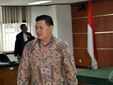 Terdakwa penyuapan Bupati Biak, Teddy Renyut saat menghadiri sidang vonis di Pengadilan Tipikor, Jakarta, Senin (27/10/2014). (Liputan6.com/Miftahul Hayat)
