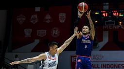 Pemain Pelita Jaya, Brandon Jawato (kanan) menembakkan bola ke arah ring dibayangi pemain Satria Muda, Juan Laurent Kokodiputra pada gim ketiga final IBL All Indonesia 2024 yang berlangsung di Hall Basket, Senayan, Jakarta, Sabtu (07/10/2024). (Bola.com/Bagaskara Lazuardi)