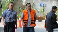 Bupati Tulungagung nonaktif Syahri Mulyo (tengah) tiba di Gedung KPK, Jakarta, Selasa (2/10). Syahri diperiksa sebagai tersangka untuk pengembangan kasus dugaan suap dari pengusaha Susilo Prabowo. (Merdeka.com/Dwi Narwoko)