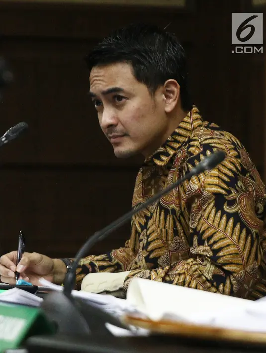 Gubernur nonaktif Jambi Zumi Zola mendengarkan keterangan saksi dalam sidang lanjutan perkara suap dan gratifikasi di Pengadilan Tipikor Jakarta, Kamis (10/10). Dalam sidang, Jaksa Penuntut Umum (JPU) menghadirkan 9 saksi. (Liputan6.com/Herman Zakharia)